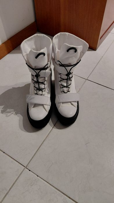 Botins brancos da marca all star converse