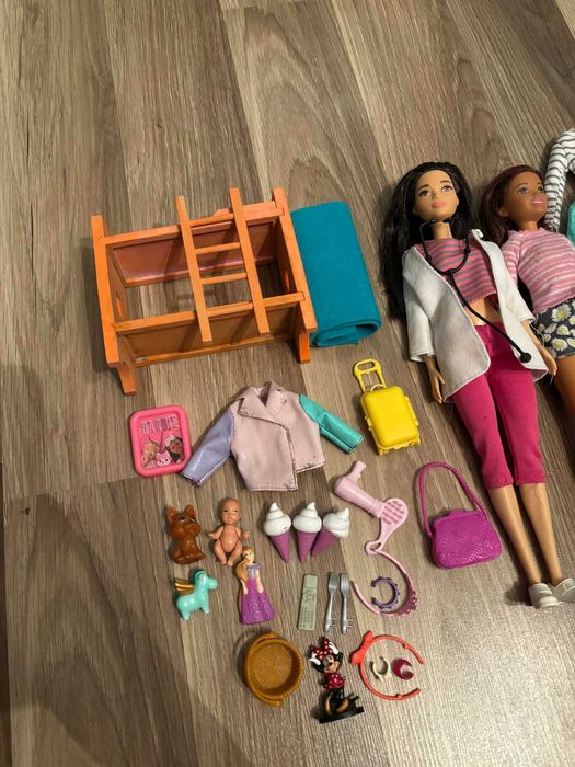 Zestaw Barbie / Skipper i różne akcesoria ubranka łóżeczko