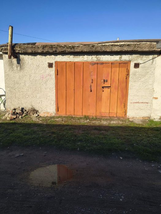 Продам гараж за вул. Світанкова.