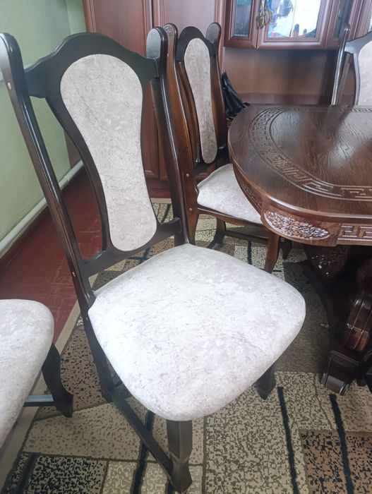 Дерев'яний стіл з стільцями