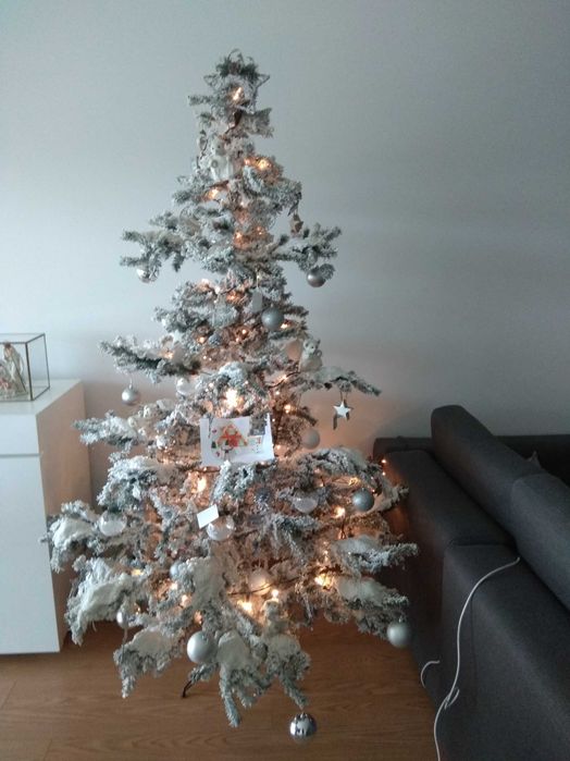 arvore de natal com neve artificial