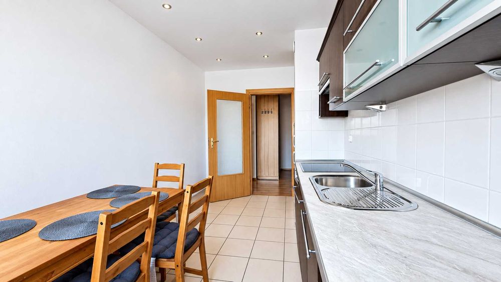 2 osobne pokoje z oddzielną kuchnią, balkon, winda!