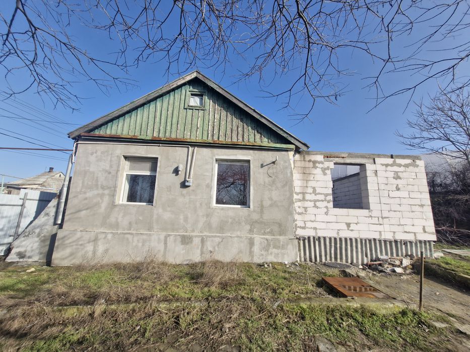 Крепкий одноэтажный дом