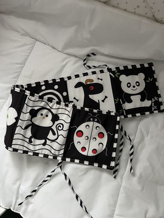 Розвиваюча чорно біла книжка панель на ліжко для немовляти