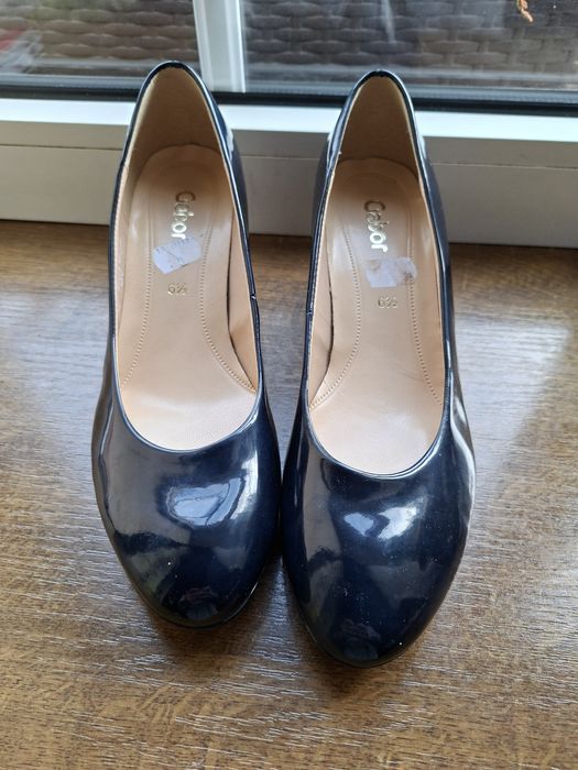 Czółenka firmy Gabor.