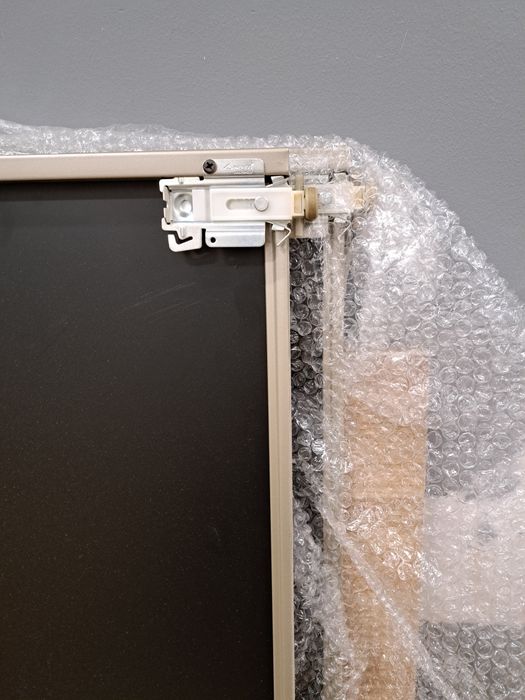 Drzwi szafy przesuwnej wraz z obramowaniem i szynami