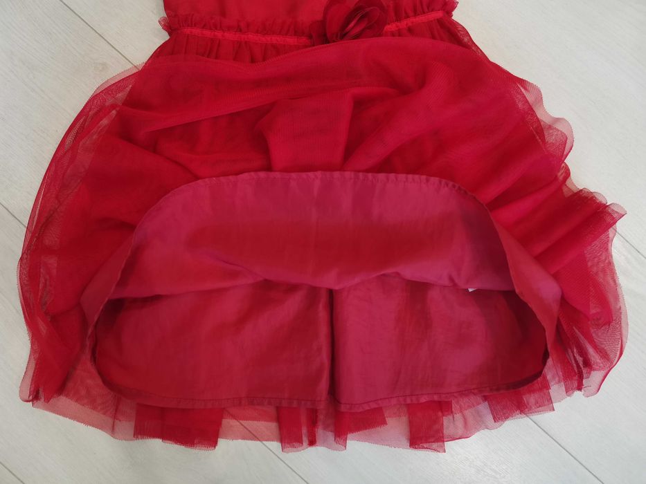 Фирм. красивое нарядное пышное красное платье НМ на 5-6-7 лет, 116 см