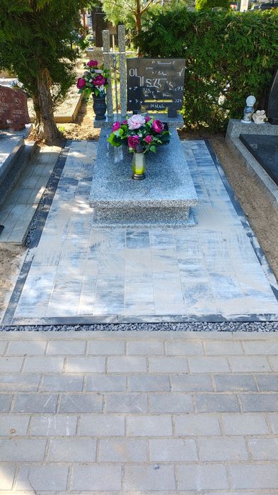 Układanie kostki brukowej wokół nagrobków naprawa kostki na cmentarzu