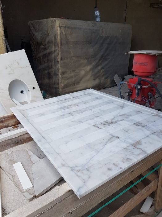 Base de duche de mármore branco com veios