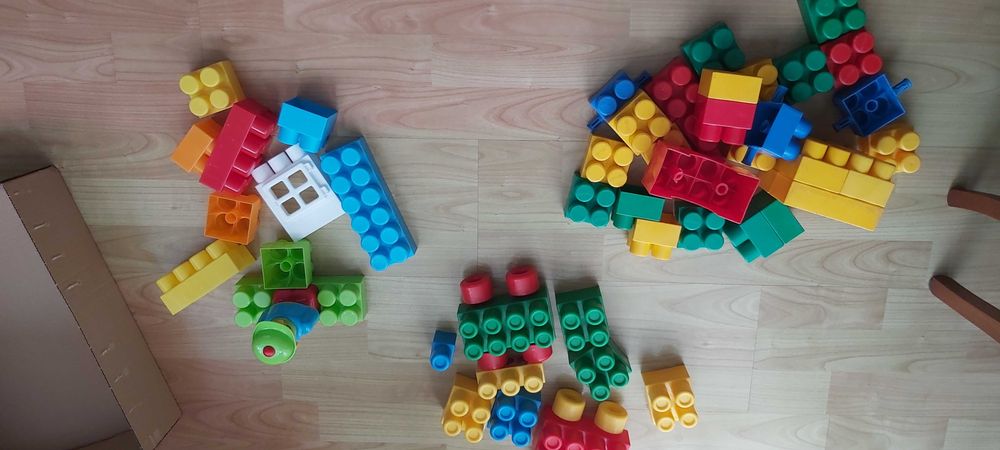 49 dużych plastikowych klocków