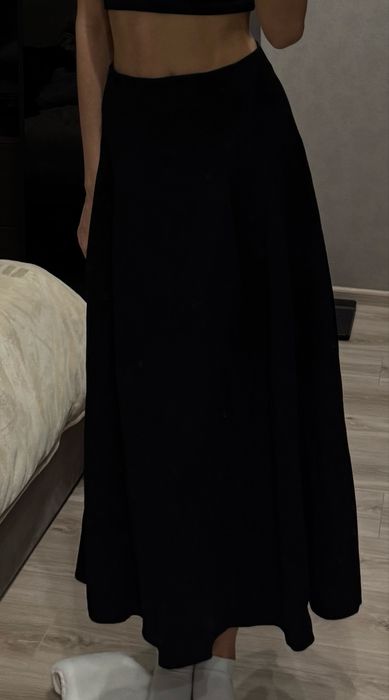 Жіноча довга спідниця чорного кольору