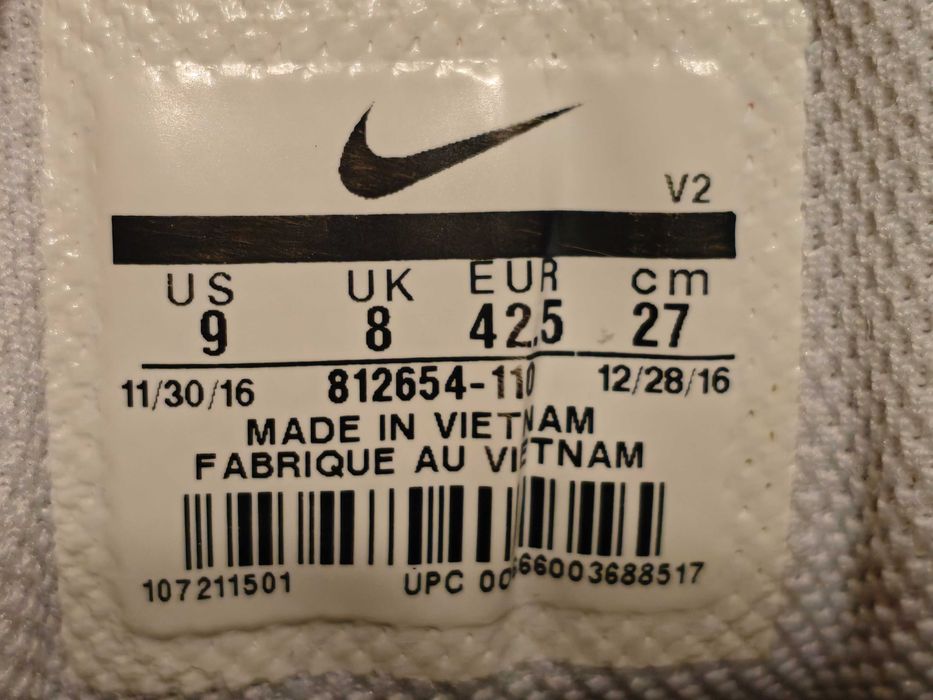 Кроссовки NIKE  (оригинал) фирменные  размер-42 стелька- 27 см.