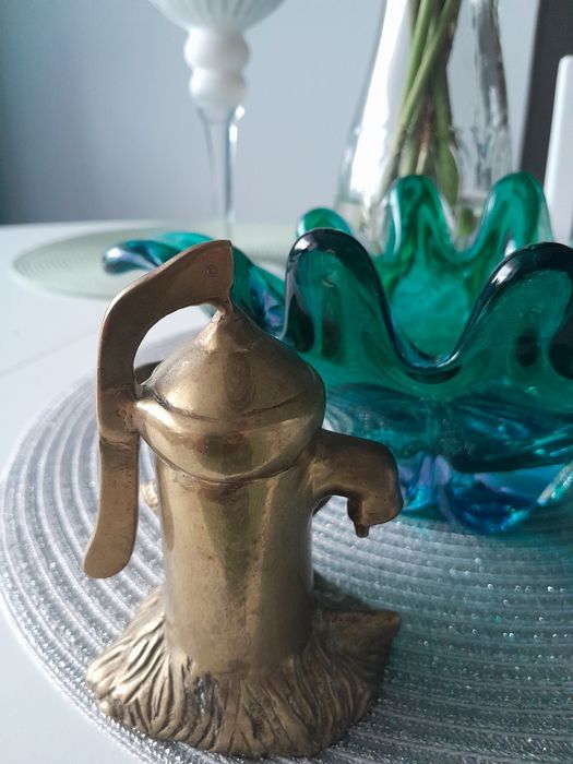 Ptak siedzący na studni całości wykonana z mosiądzu