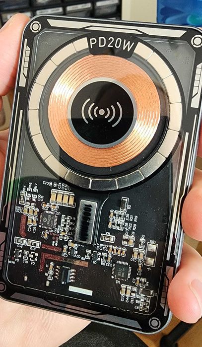 powerbank z przezroczystą pokrywą