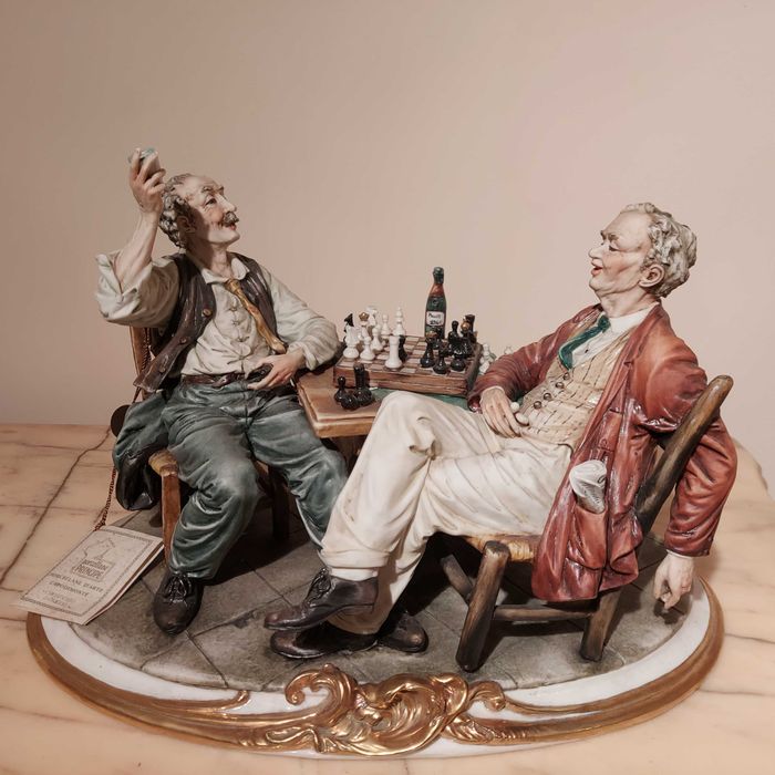 Porcelanowa figura gra w szachy Capodimonte Principe