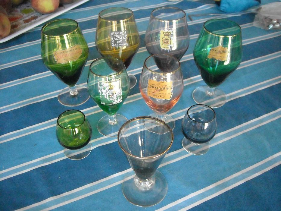 Copos antigos vintage em vidro colorido para desocupar