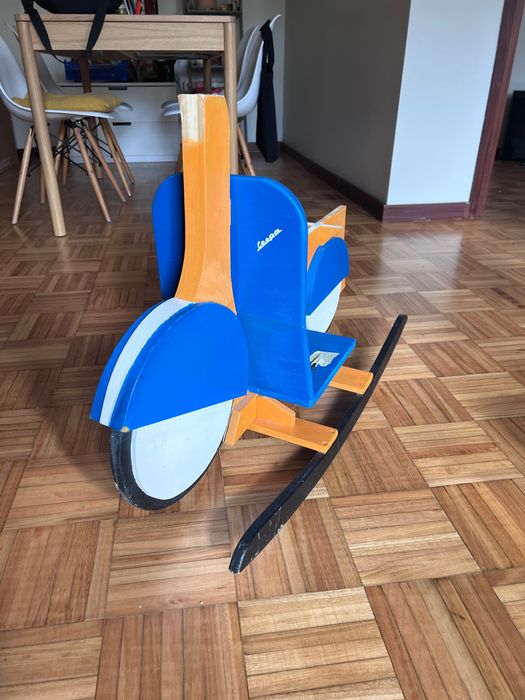 Mota de madeira com baloiço