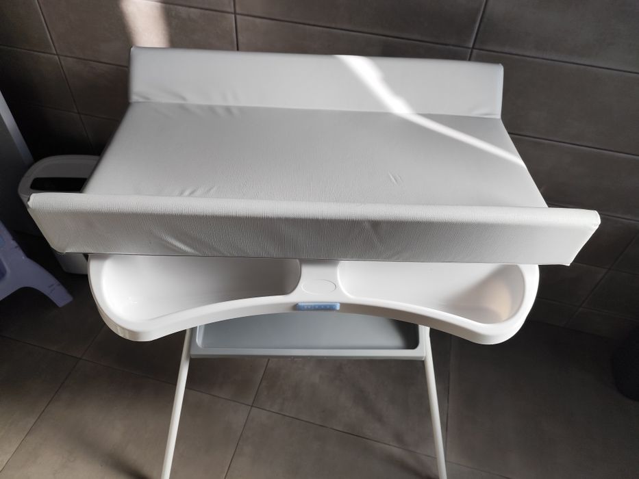 Banheira com muda fraldas em muito bom estado