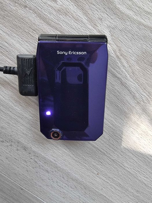 ORYGINALNY SPRAWNY Telefon Sony Ericsson F100i Jalou Pudełko Ładowarka