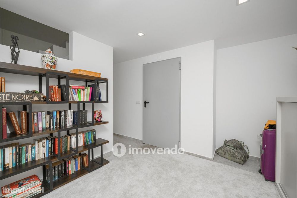 Moradia T3+1 moderna, com piscina e garagem, na Caparica