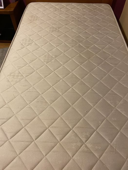 Cama de solteiro em pinho mel com estrado