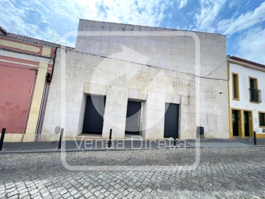 Prédio de 2 pisos, com 336 m², no centro da Vila de Cuba, distrito ...