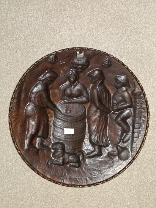 Продам медное панно "Игра в кости"