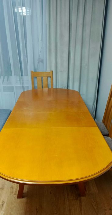 Duży stół rozkładany z krzesłami