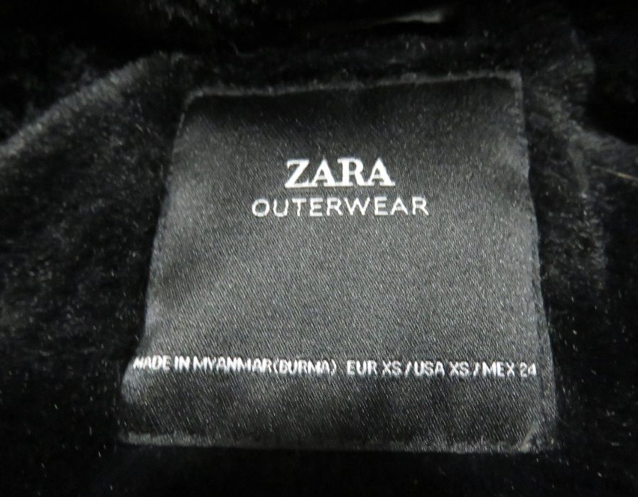 Casaco de penas preto com capuz