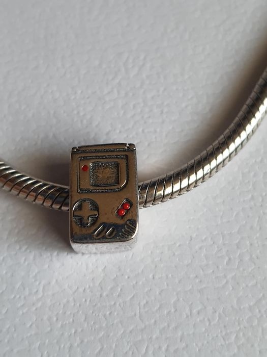 Srebrny charms Game Boy
