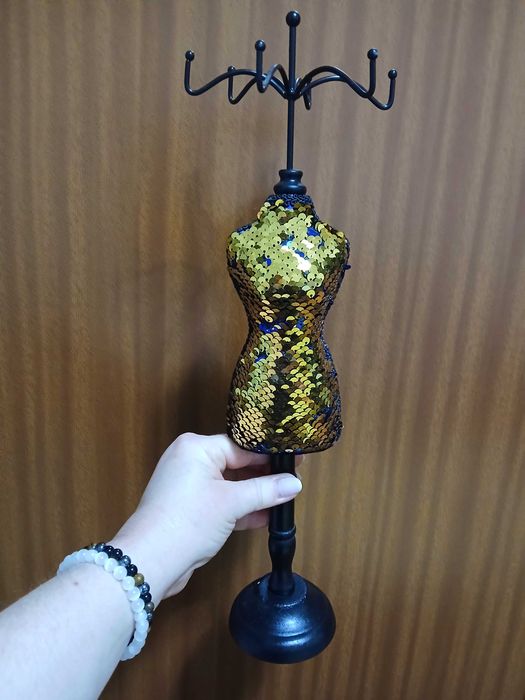 Suportes para pendurar fios ou pulseiras.