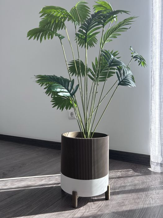Vaso Cachepot Cilíndrico Moderno em Bronze com Nervuras e Base Branca