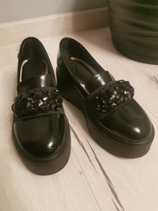 Półbuty na wysokiej podeszwie z koralikami