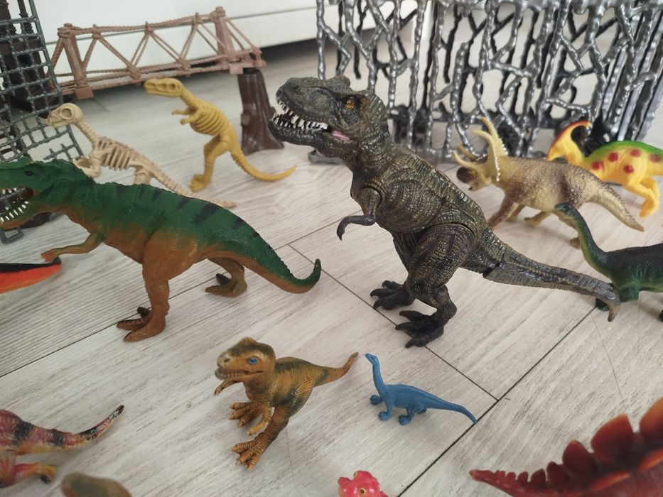 Dinozaury 15 szt  , zestaw z klatką i mostkiem