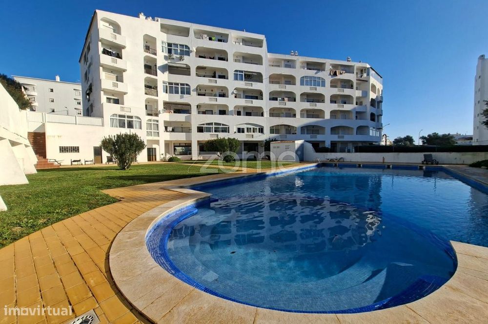 Apartamento T0+1 - Em condomínio com piscina.