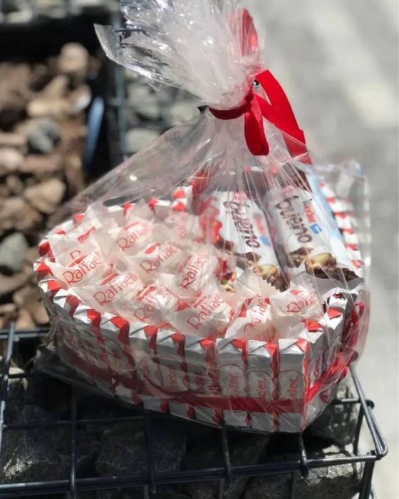 БУКЕТИ ТА ПОДАРУНКИ 8 березня на замовлення букеты из конфет, на заказ