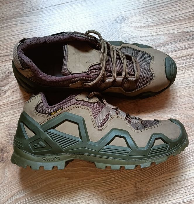 Продам чоловічі кросівки