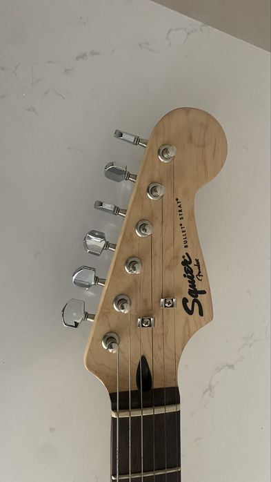 Guitarra elétrica Squier Bullet Strat by Fender + correia — 145€ negociáveis”