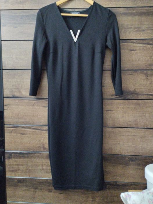 Czarna sukienka midi z ozdobnym dekoltem M