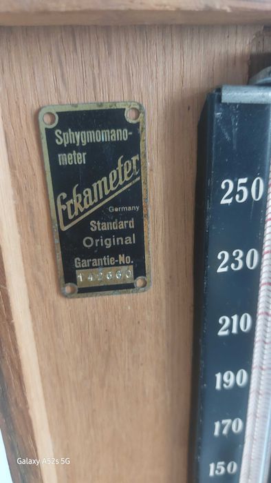 stary ciśnieniomierz
