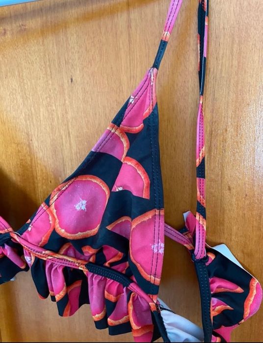 Cueca e top Bikini toranjas usado
