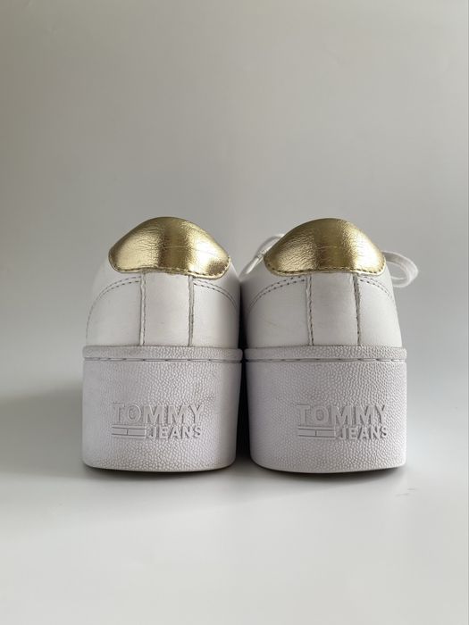 Białe skórzane sneakersy na platformie Tommy Hilfiger rozmiar 39