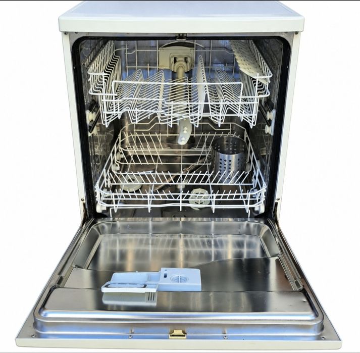 Máquina de Lavar Loiça Becken – 12 Conjuntos – A Funcionar