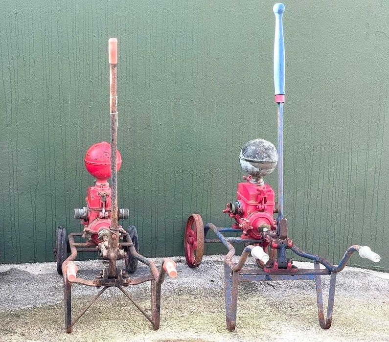 Bombas antigas, manuais de transfega, com carrinho de mão.