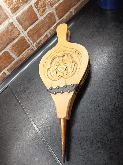 Stary miech do kominka drewno skóra miedź