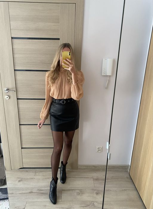 H&M – czarna spódniczka (mini) z ekoskóry z wysokim stanem i paskiem