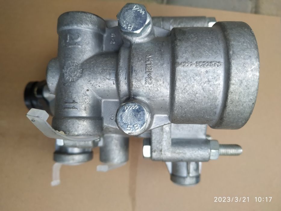 Кран управления тормозами прицепа