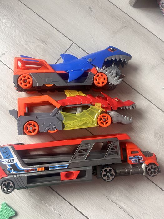 Автовоз Hot Wheels акула , дракон