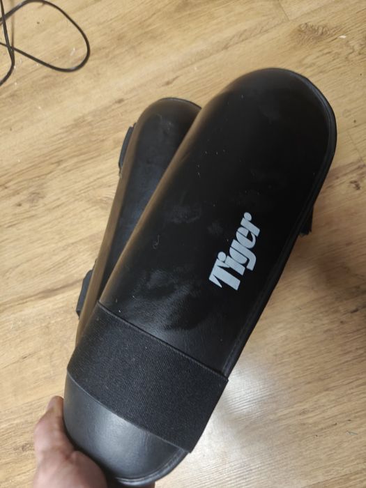 Ochraniacze goleni, karate, krav maga