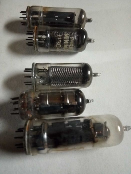 Válvulas de rádio antigo à venda.